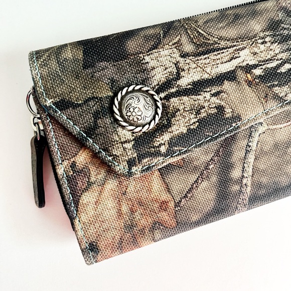 Weber Wristlet Wallet Country Camo With Blue Trim, Zip And Snap Closure Women’s - Picture 3 of 6